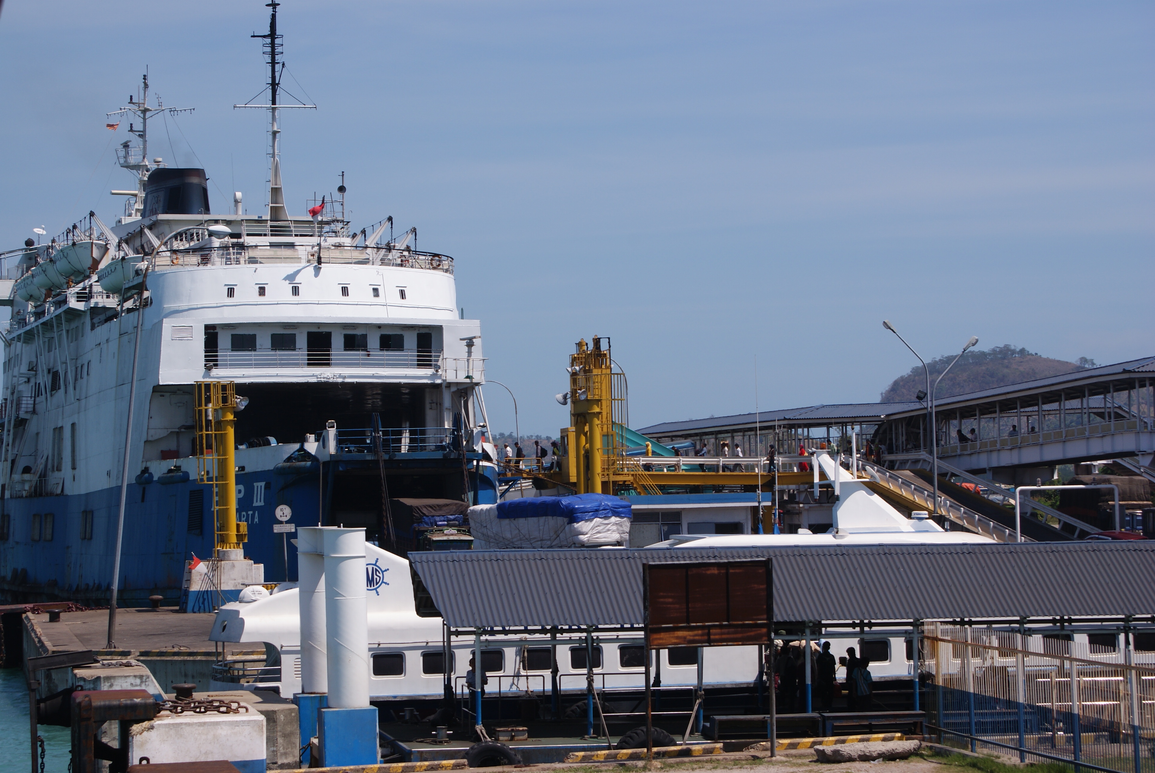 Bateau de transport au port
