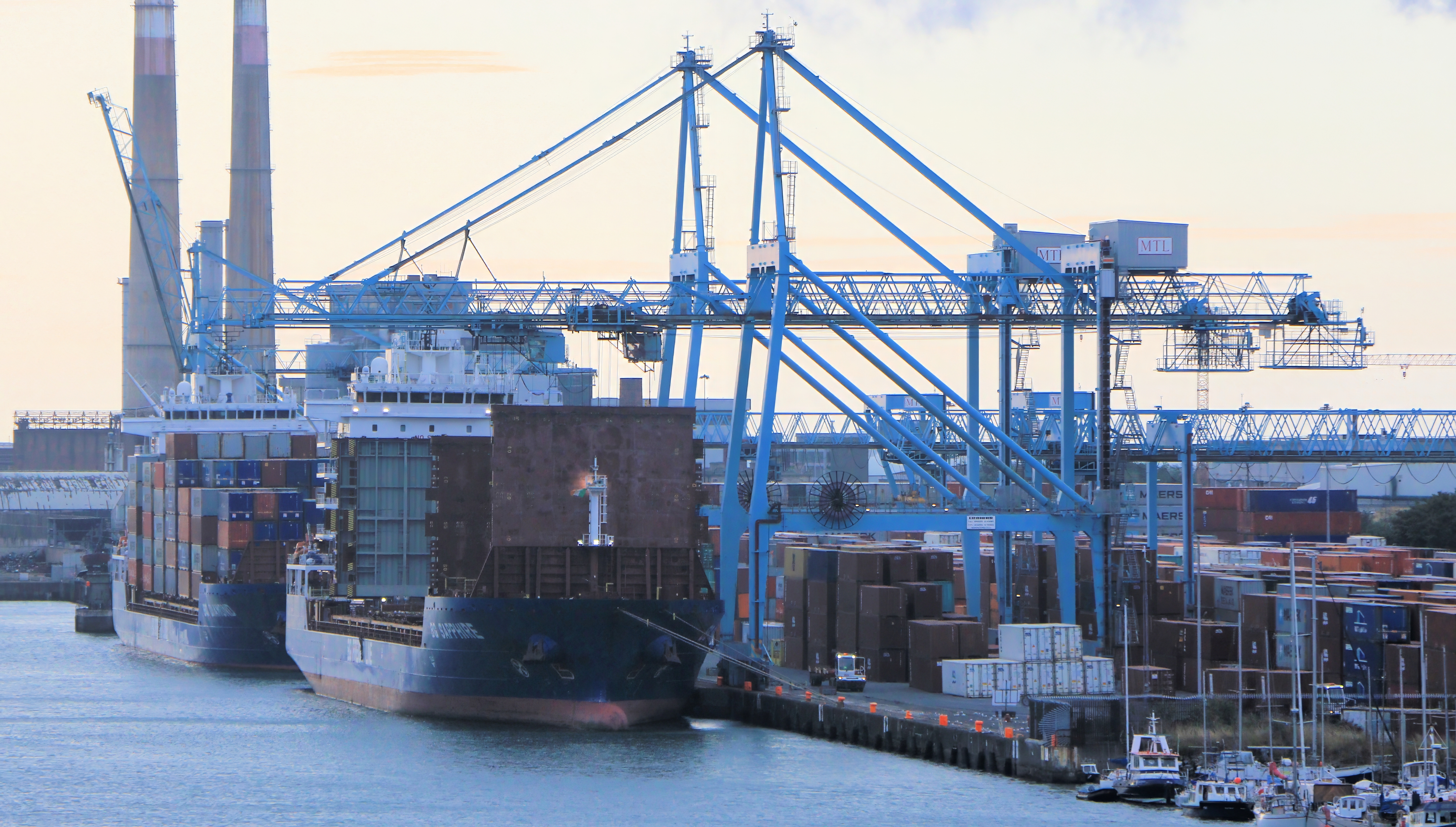 Cargo et port maritime
